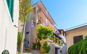 Apartments And Rooms With Wifi Makarska - 11063